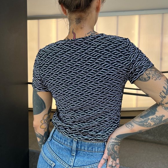 Black, white wavy pattern short sleeve women's crew neck top size S approx - Picture 5 of 12